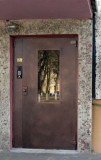 Подъездная дверь со стеклом с отделкой порошковое напыление